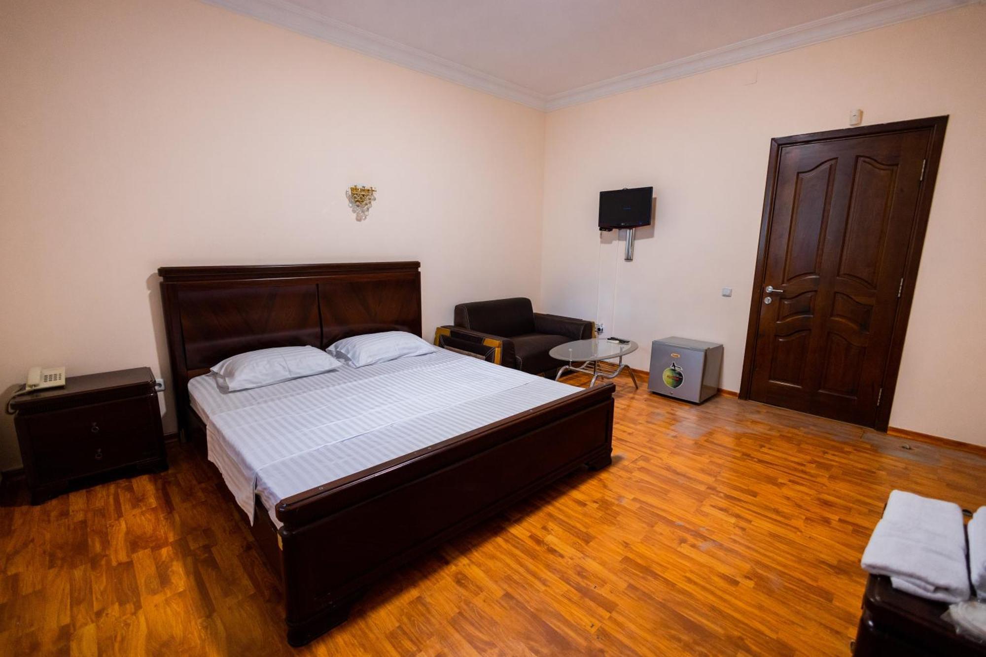 יירבאן Yan Hotel מראה חיצוני תמונה