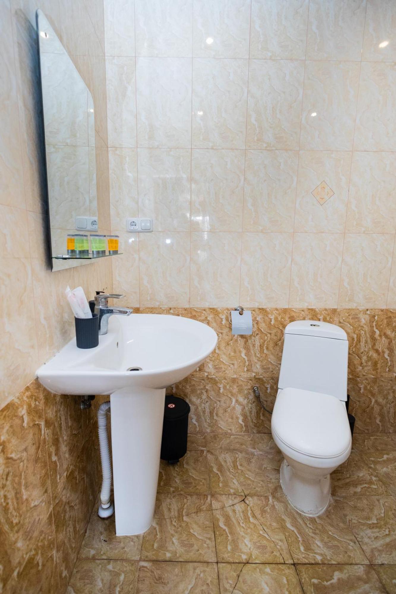 יירבאן Yan Hotel מראה חיצוני תמונה