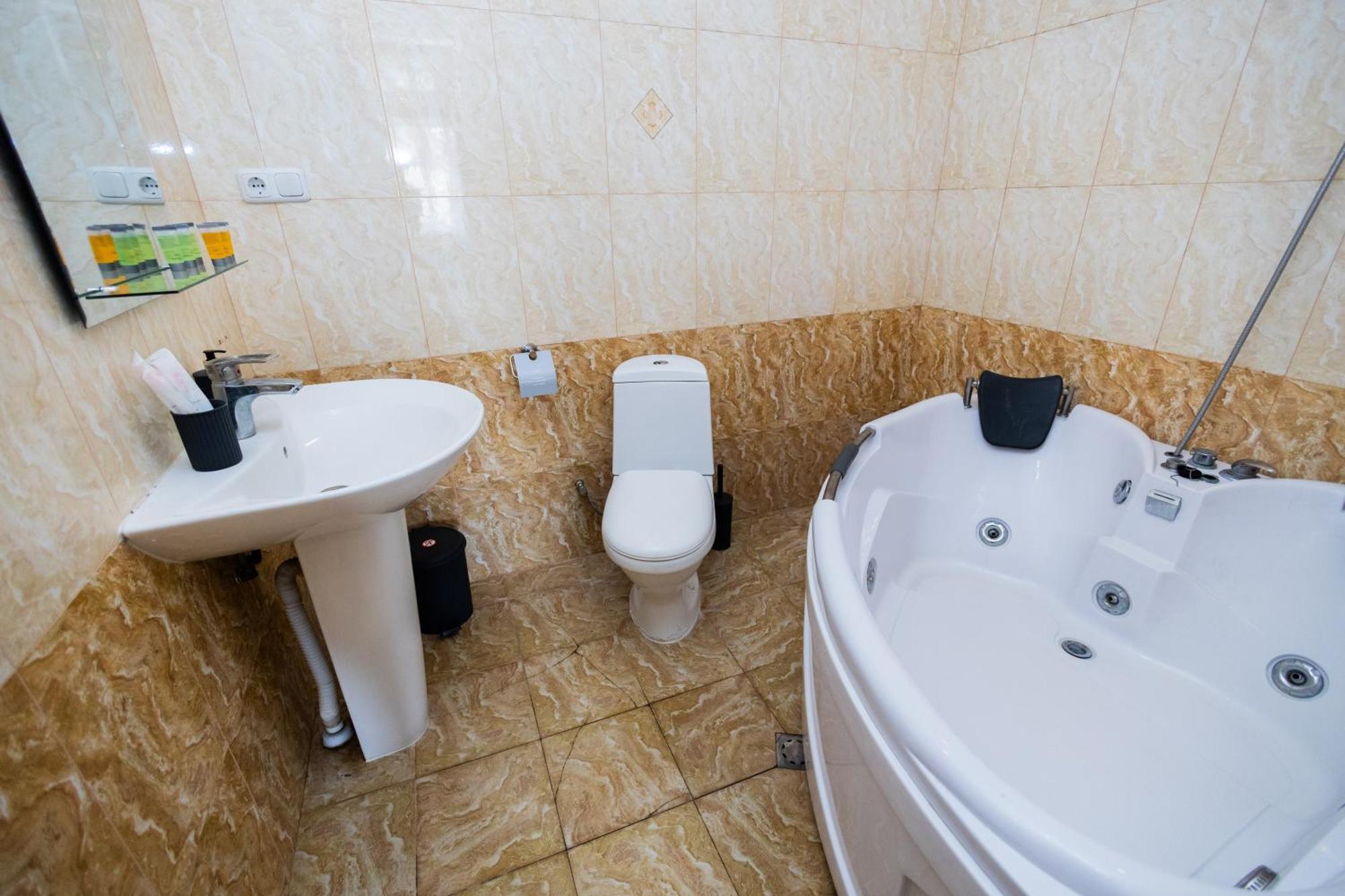 יירבאן Yan Hotel מראה חיצוני תמונה