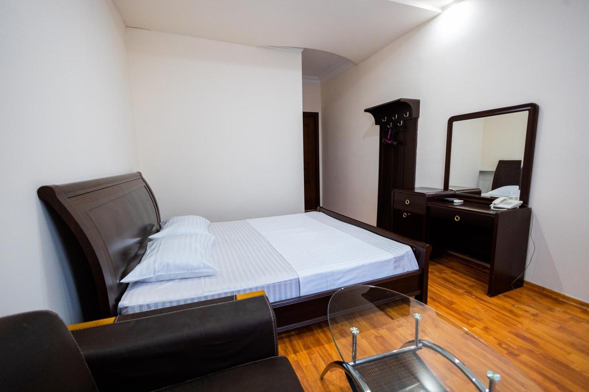 יירבאן Yan Hotel מראה חיצוני תמונה